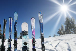 Ski und Snowbord im Schnee